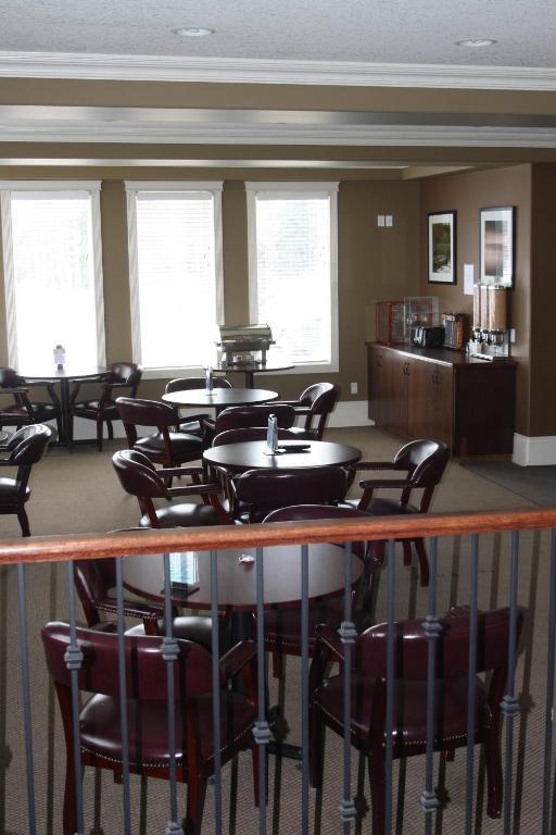 Lakeview Inns & Suites - Edson Airport West Экстерьер фото