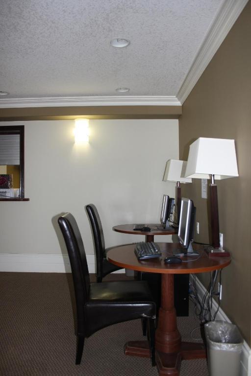 Lakeview Inns & Suites - Edson Airport West Экстерьер фото
